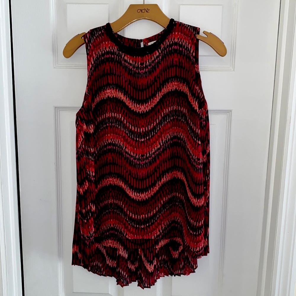 Sleeveless tunic.